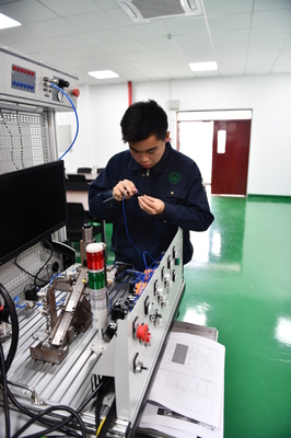 AHK不仅是一场考试——我校成功举行AHK机电一体化工毕业考试